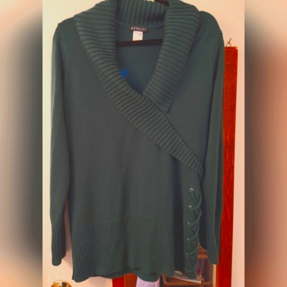 Venus Green Sweater with Ribbed Collar